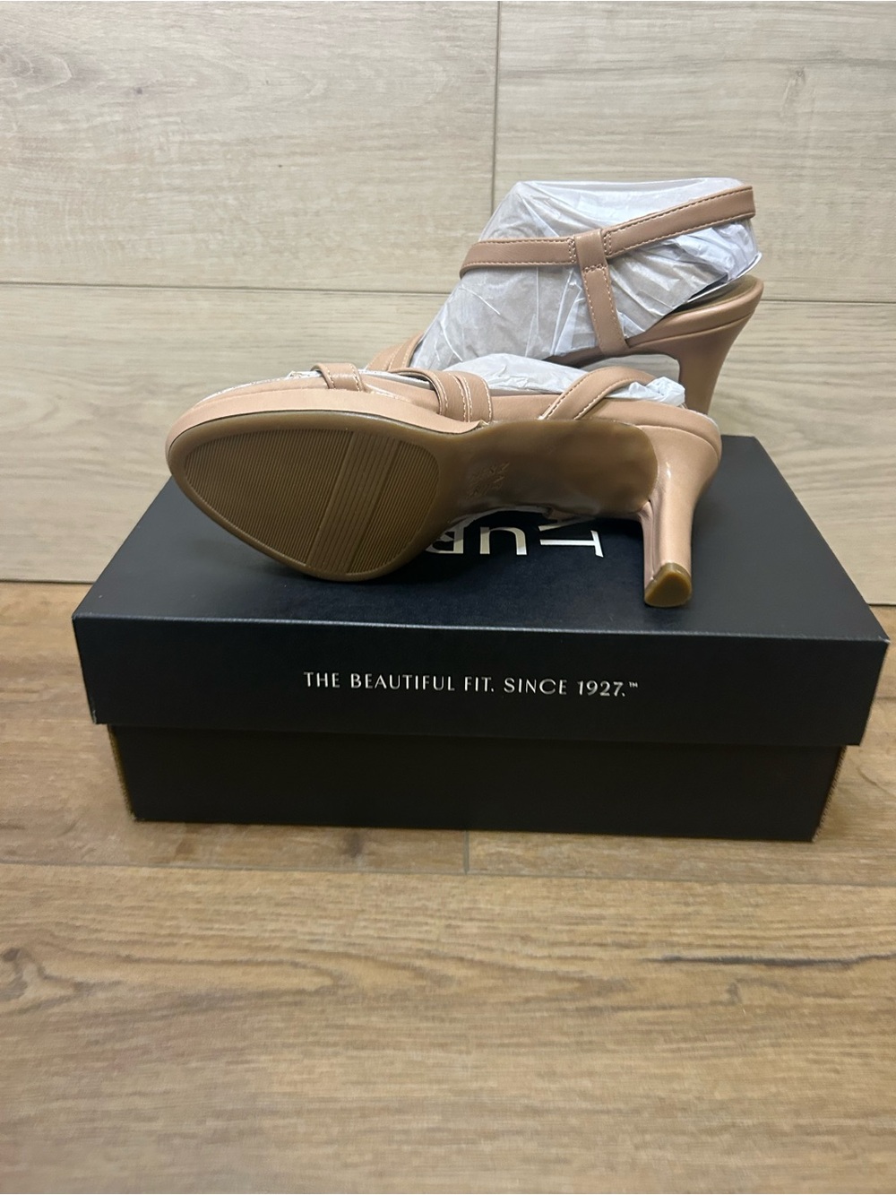Naturalizer Brenta Sandal Brand New 7M Creme Brulee - Picture 7 of 7